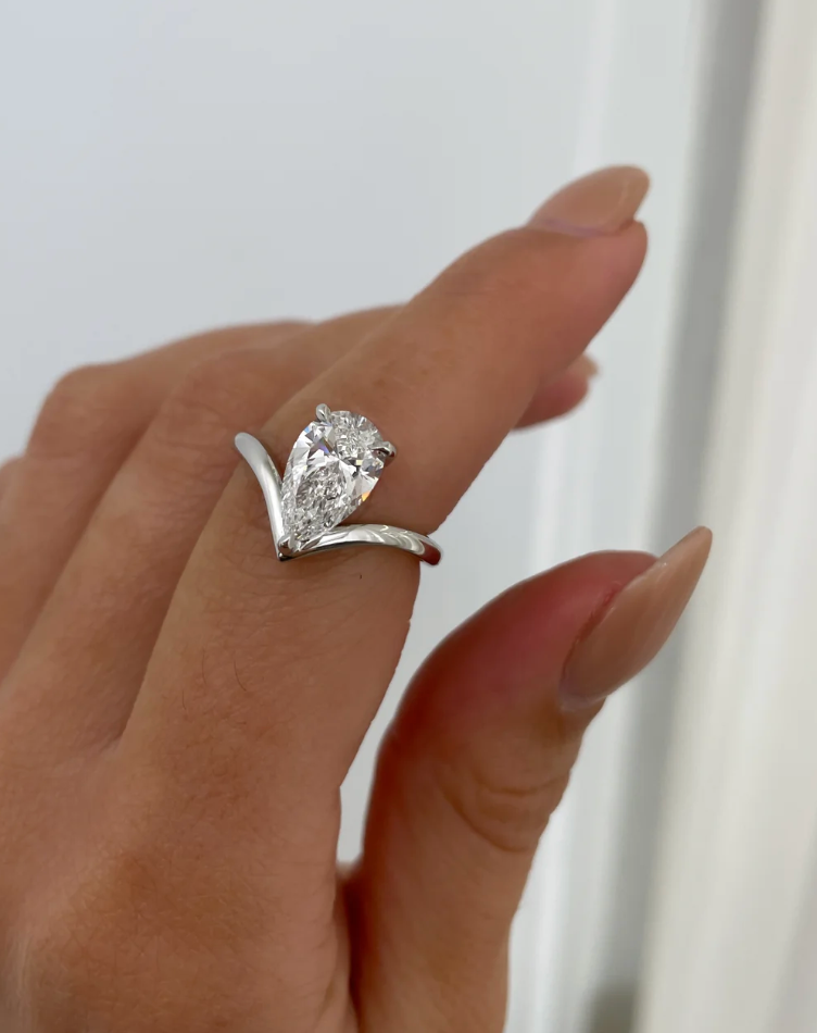 Pear Solitaire with Curved V-Band